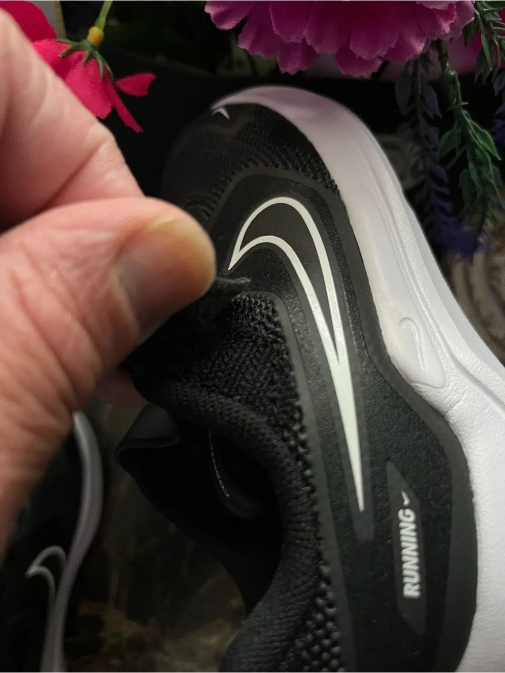 Nike Cosmic Runner Athlete/School Shoes Size 8C Unisex Black-White